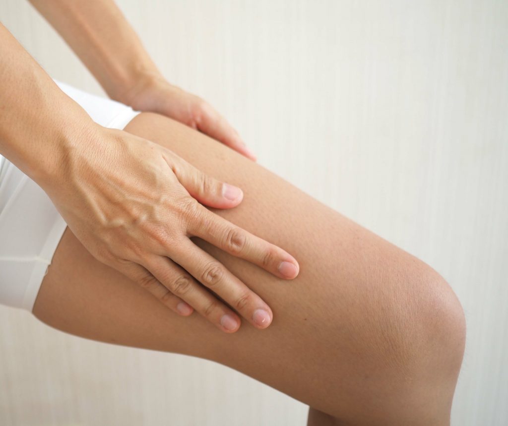 photo of a woman's hand placed over her left thigh